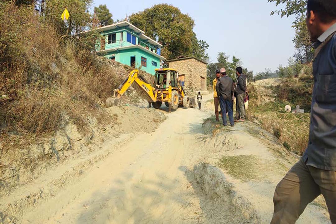 बैतडीः र्यासि -रुजकोट सडकखण्डमा  स्तरोन्ति  सुरु